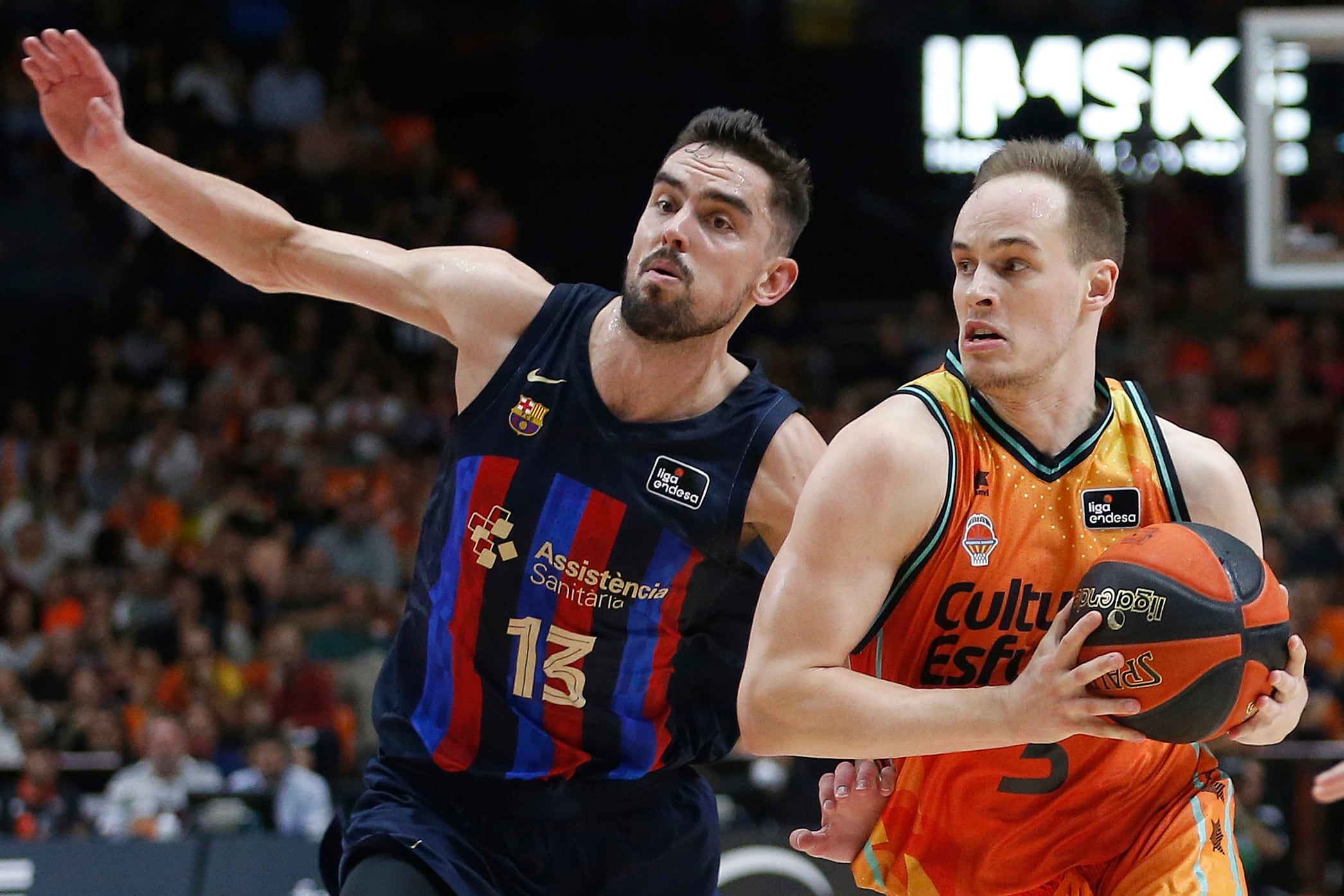 VALENCIA, 30/10/2022.- Klemen Prepelic (d), del Valencia Basket, y Tomas Satoransky, del FC Barcelona, durante el partido de baloncesto correspondiente a la J6 de la Liga Endesa disputado en el pabellón de la Fuente de San Luis de Valencia. EFE/Miguel Ángel Polo
