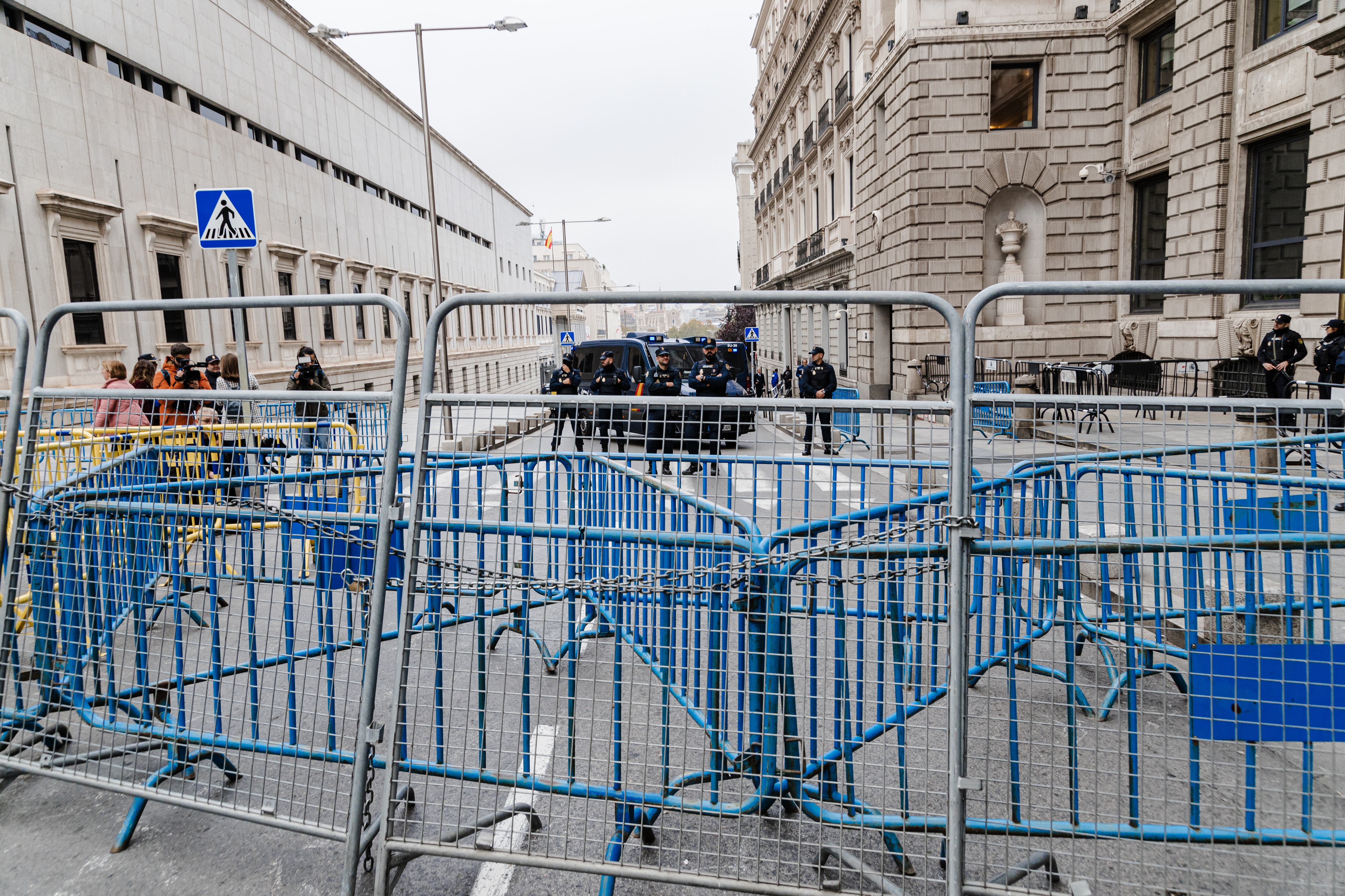 La Policía Nacional en la entrada del Congreso de los Diputados.