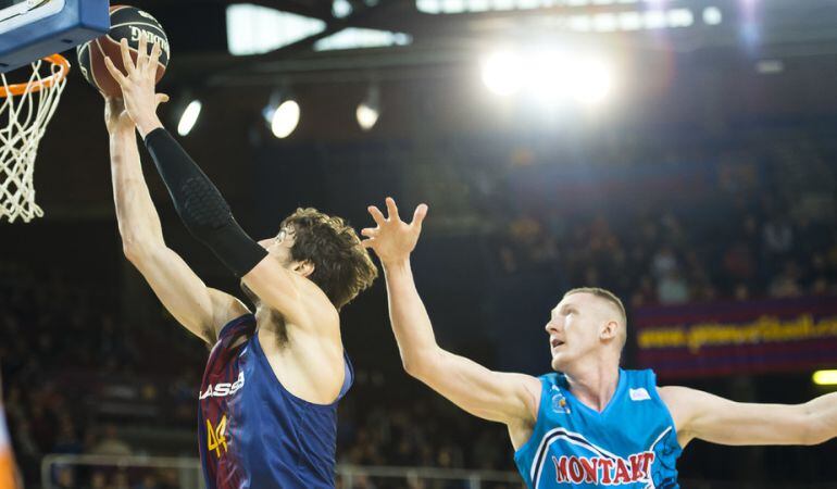 Smits (d) defiende a Ante Tomic, durante un encuentro con el &#039;Fuenla&#039; en el Palau Blaugrana.