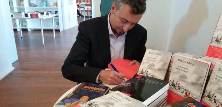 Benito Olmo firma ejemplares de su novela La maniobra de la tortuga