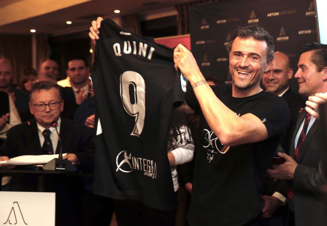 El seleccionador nacional de fútbol, Luis Enrique Martínez, durante el acto de entrega de los trofeos Quini, organizados por el diario El Comercio y la Federación de Peñas Sportinguistas, en el que se ha distinguido a los diecisiete atacantes asturianos más goleadores en todas las categorías de fútbol