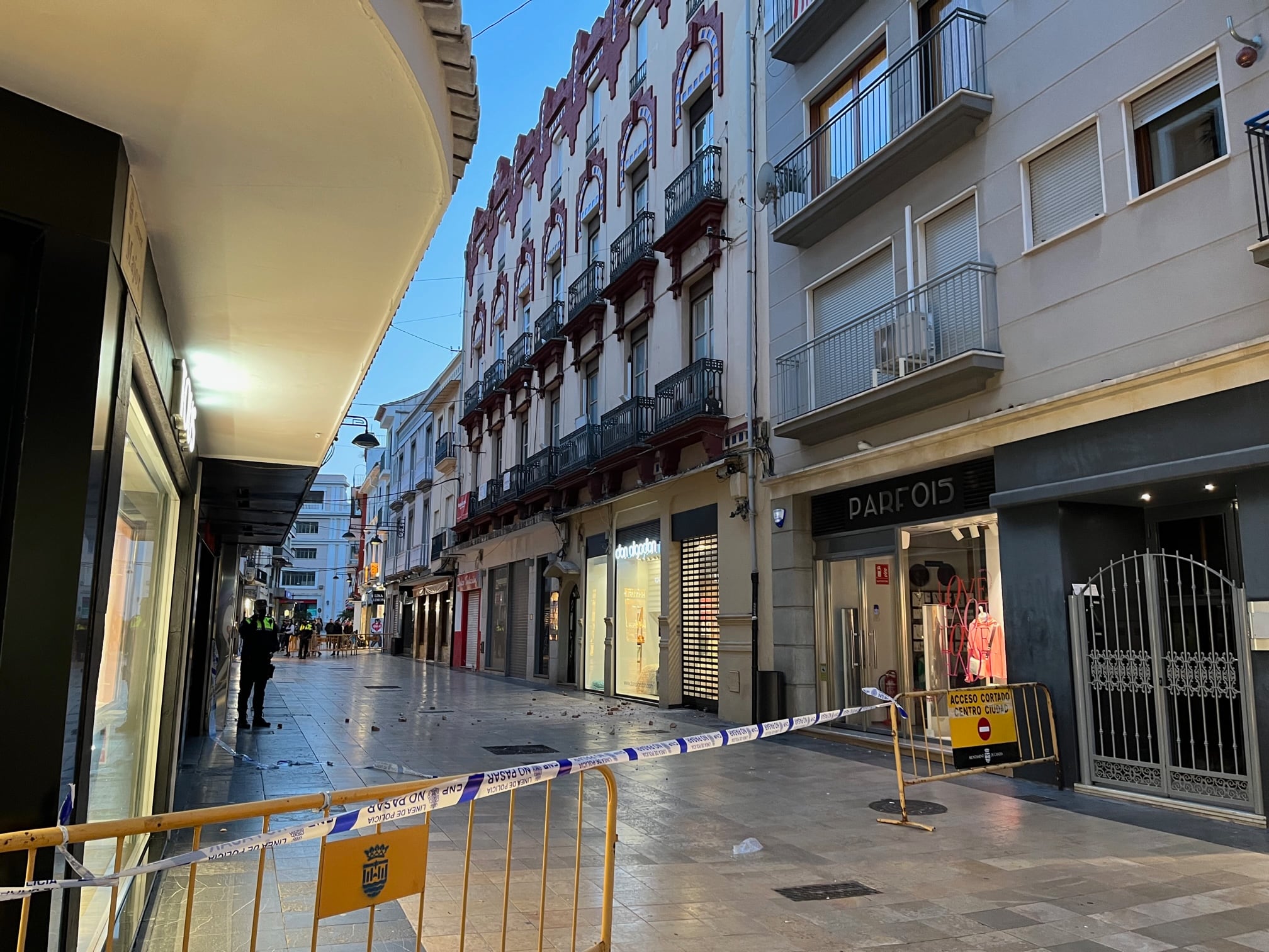 Cortado un tramo de la calle Mayor de Gandia por desprendimientos