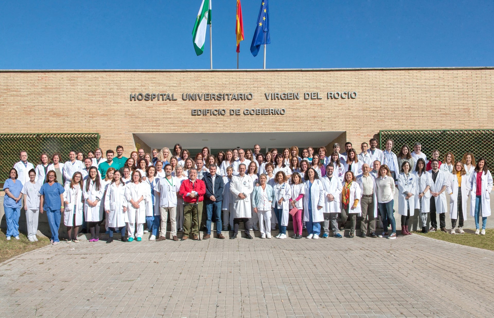 El doctor Pérez Simón y todo su equipo de Hematología del Virgen del Rocío junto a los investigadores