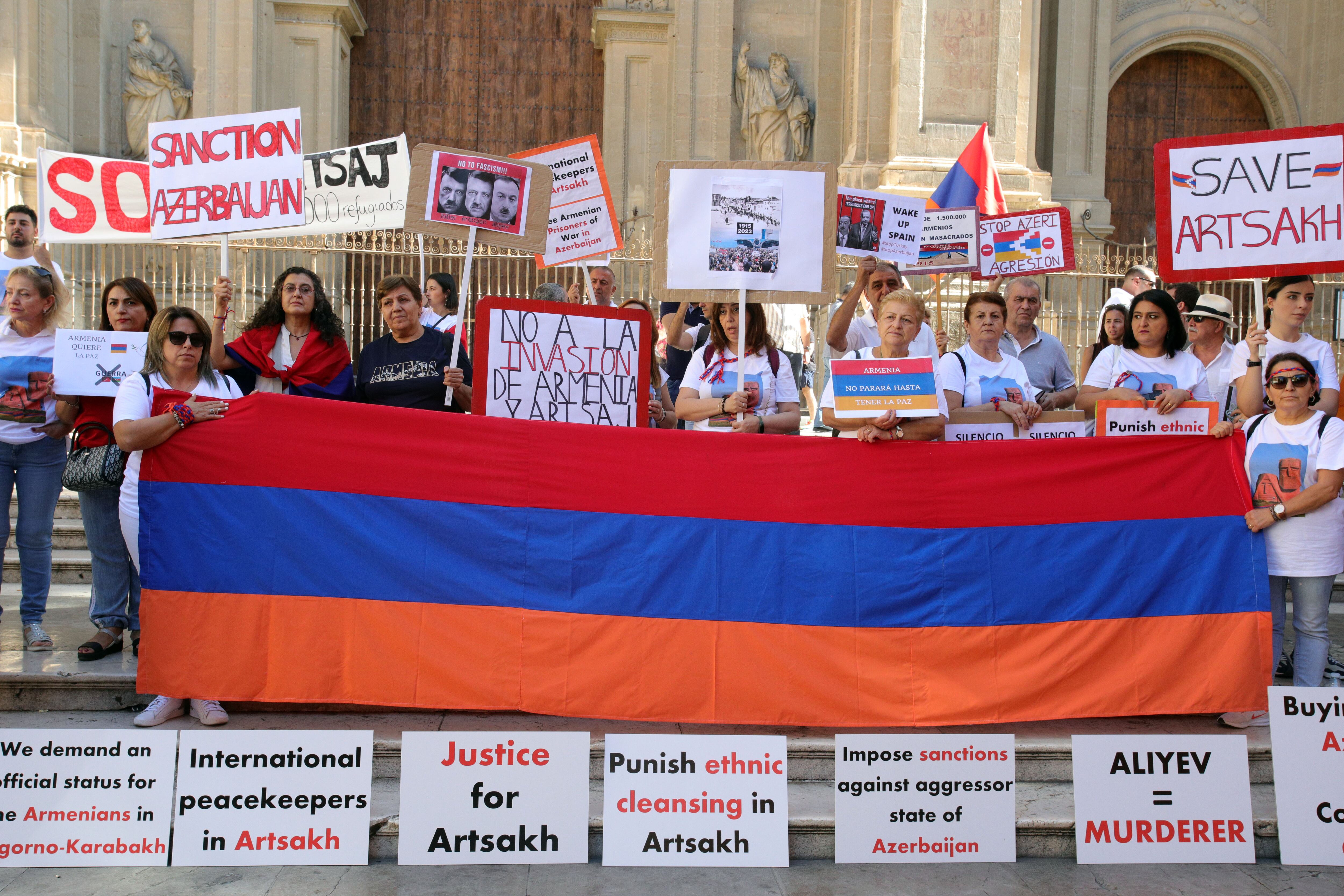 Concentración pan-europea en apoyo a Artsaj Nagorno-Karabaj coincidiendo con la III cumbre de la Comunidad Política Europea, este jueves en Granada