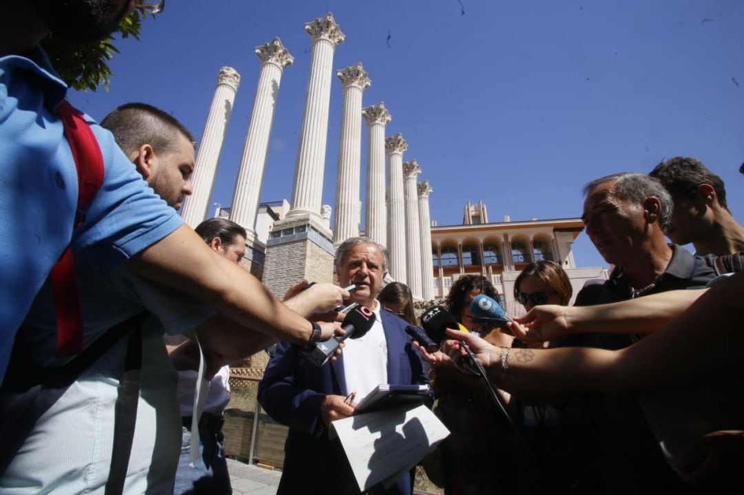 El presidente de la Gerencia Municipal de Urbanismo, Salvador Fuentes, atiende a los medios de comunicación frente al Templo Romano de la Calle Capitulares