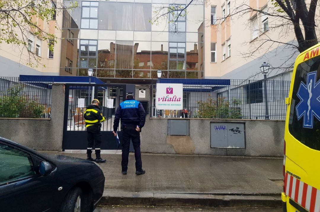 Efectivos de la UME y de la Policía Local de Leganés se preparan para intervenir en una residencia del municipio en marzo de 2020.