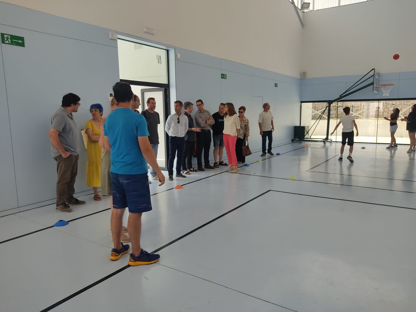 Momento de la visita al nuevo gimnasio del CEIP Santíssim Crist.