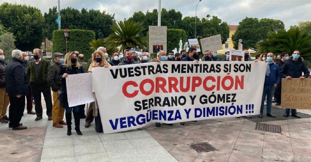 Concentración de protesta a las puertas del Ayuntamiento de Murcia, en la Glorieta de España