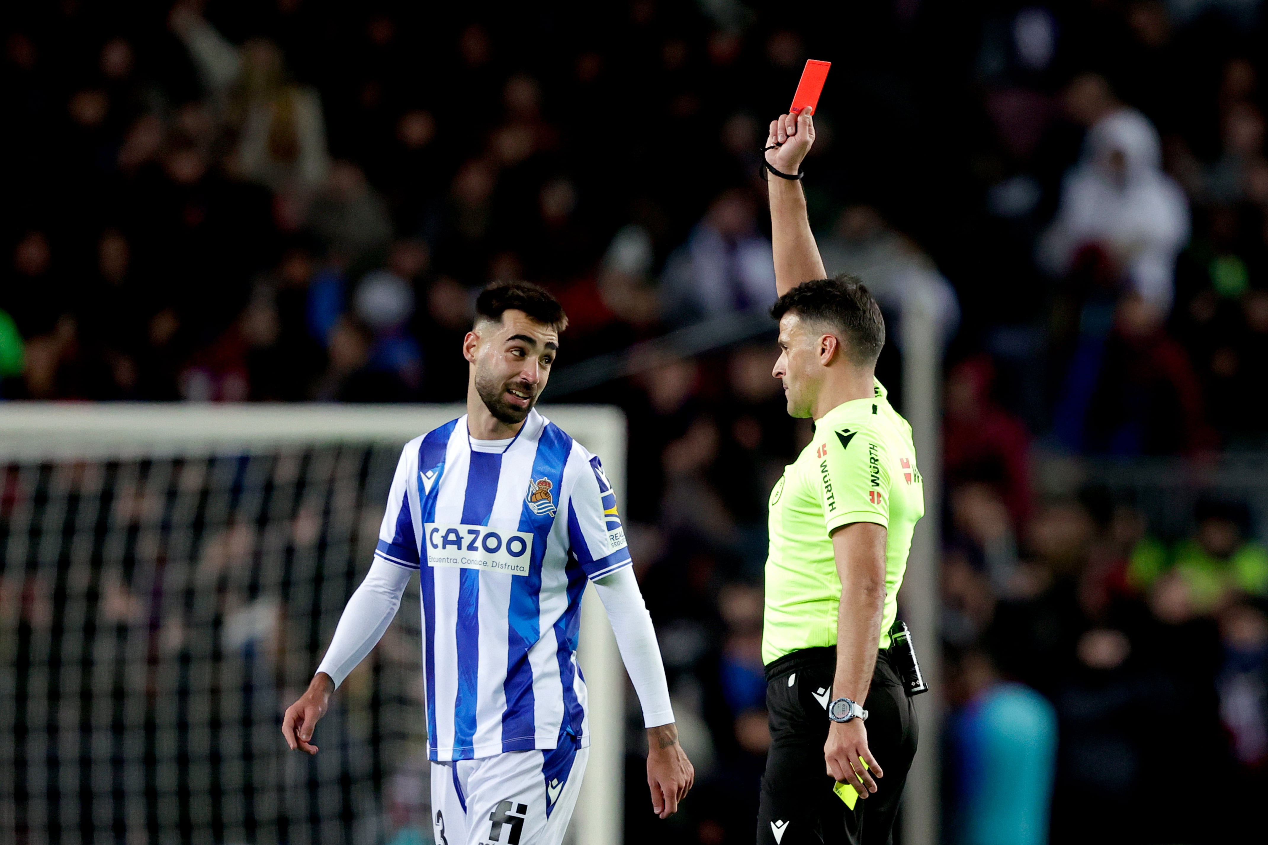 Gil Manzano muestra la tarjeta roja a Brais Méndez en el Barça-Real Sociedad.