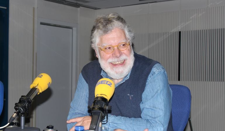 Joaquín Estefanía en los estudios de la Cadena Ser