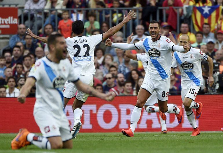 Los jugadores del Deportivo celebran un gol en el Camp Nou