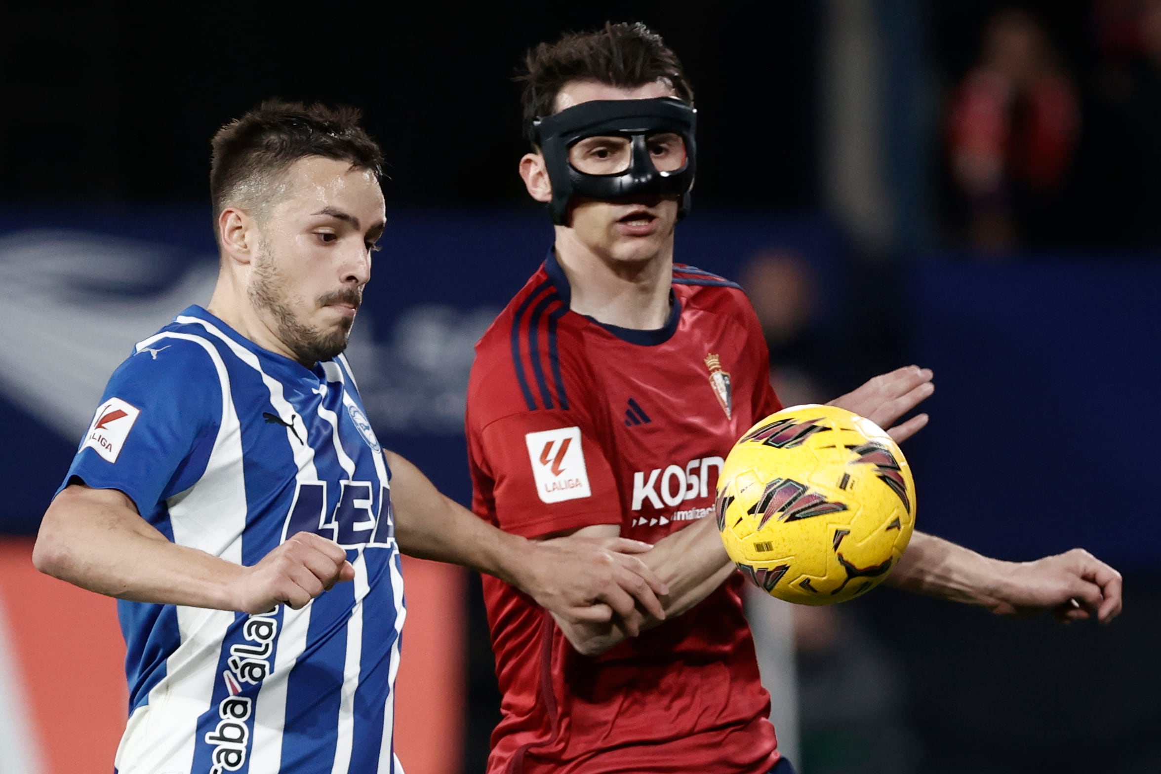 El delantero croata de Osasuna Ante Budimir (d) disputa un balón con Andoni Gorosabel (i), defensa español del Alavés, durante el partido de la jornada 27 de LaLiga de fútbol entre Osasuna y Alavés.