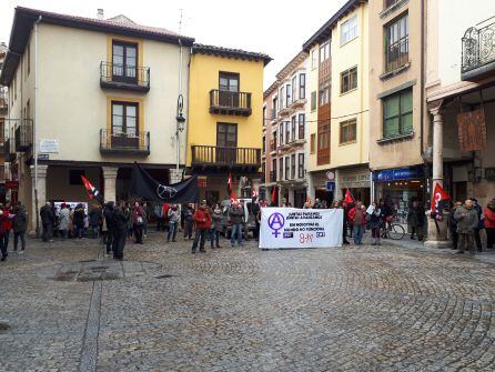 La Plaza del Trigo acogió la concentración convocada por CNT y CGT