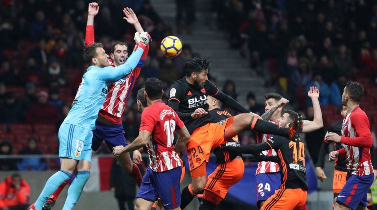 Godín, en el choque ante Neto.