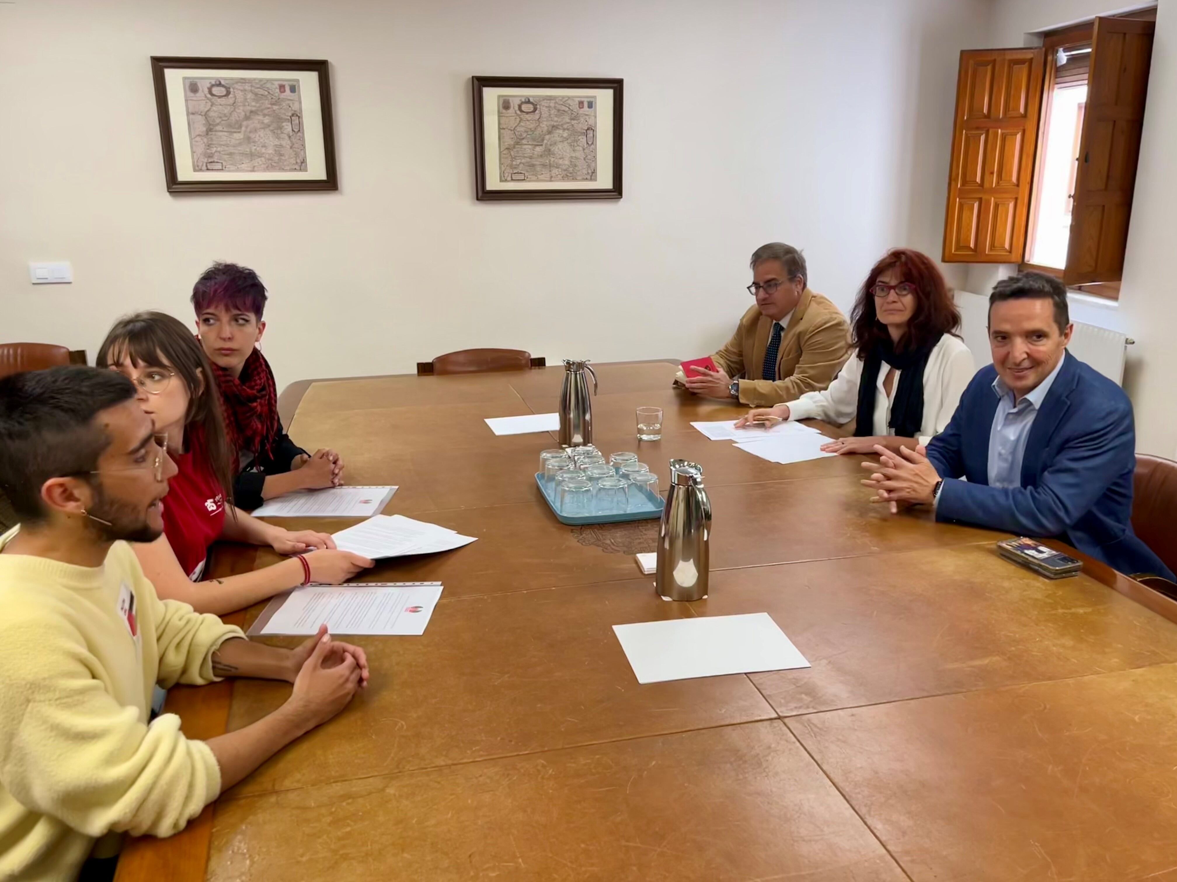 Portavoces de la acampada, junto al rector de la Universidad de Salamanca, Juan Manuel Corchado