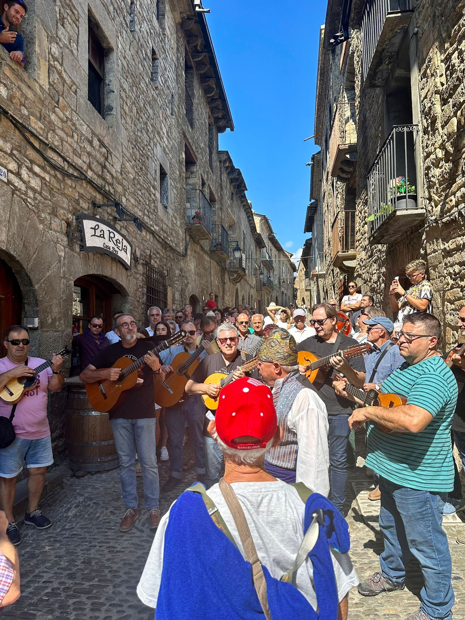 Ronda a la antigua usanza en las fiestas de Aínsa