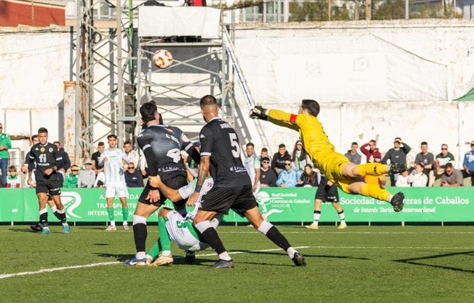 Carlos Abab despeja un balón frente al Atc. Sanluqueño