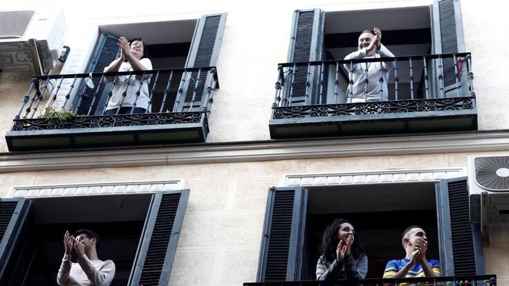 Los testimonios de sanitarios, el aplauso vuelve a sonar más que nunca pese a la polémica de si deben continuar