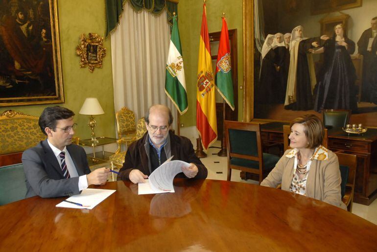 Firma del contrado entre el alcalde de Granada y el director artístico de la Orquesta Ciudad de Granada ante la gerente de esta formación musical