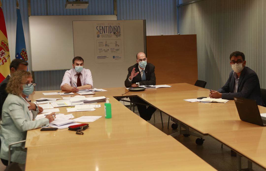 Jesús Vázquez Almuíña gesticula en rueda de prensa