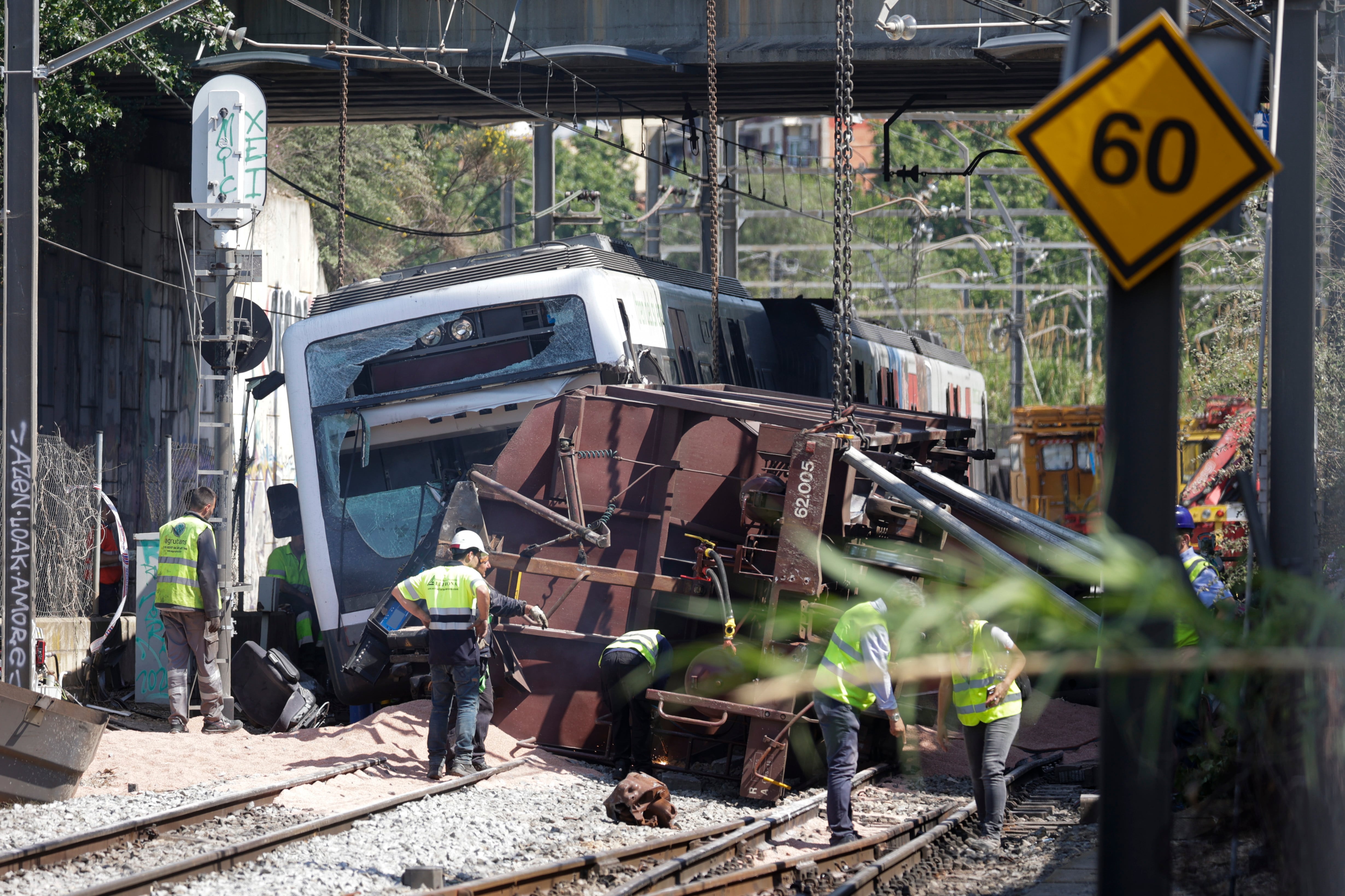 Técnicos y operarios en el lugar donde se produjo el accidente ferroviario