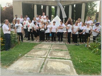 El coro Arcadia en uno de los conciertos organizados por Rotary Club Huesca en el Monumento a la Paz