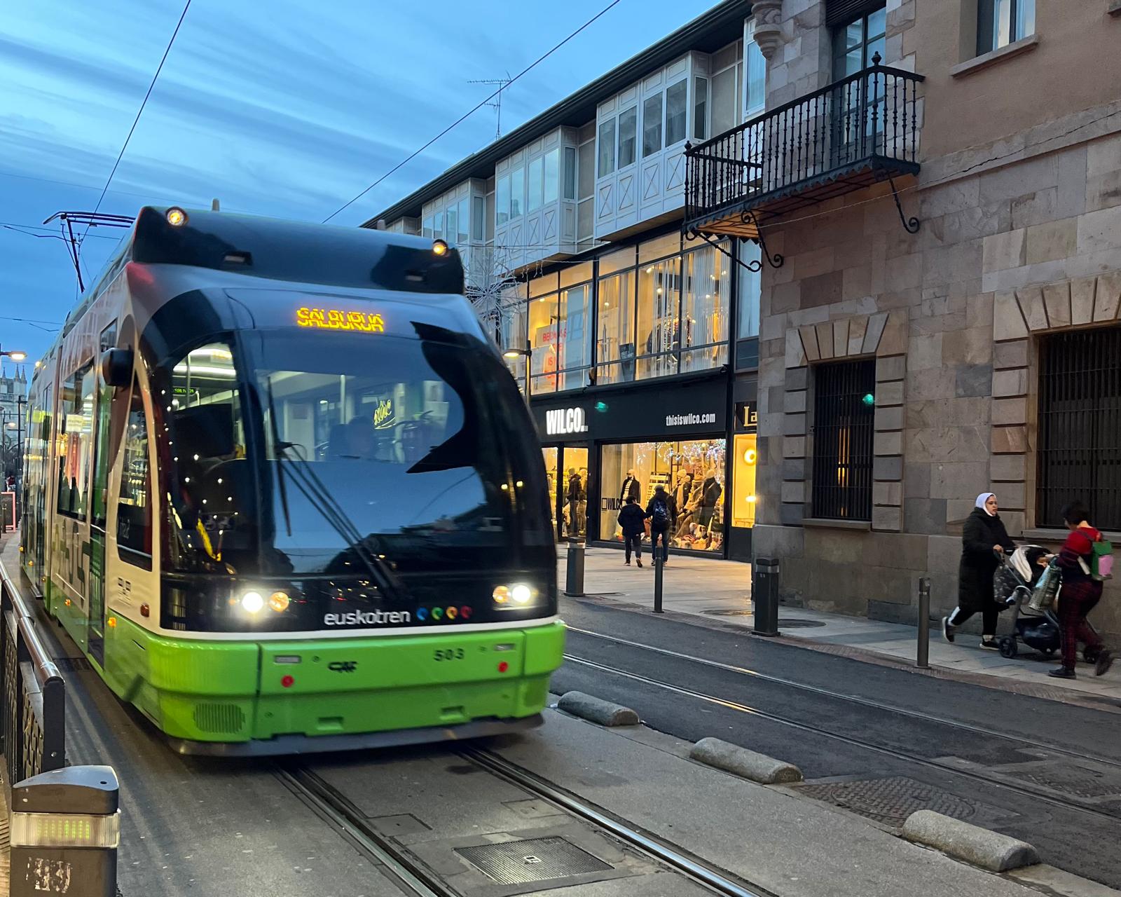 Un tranvía cruza la calle General Álava de Vitoria