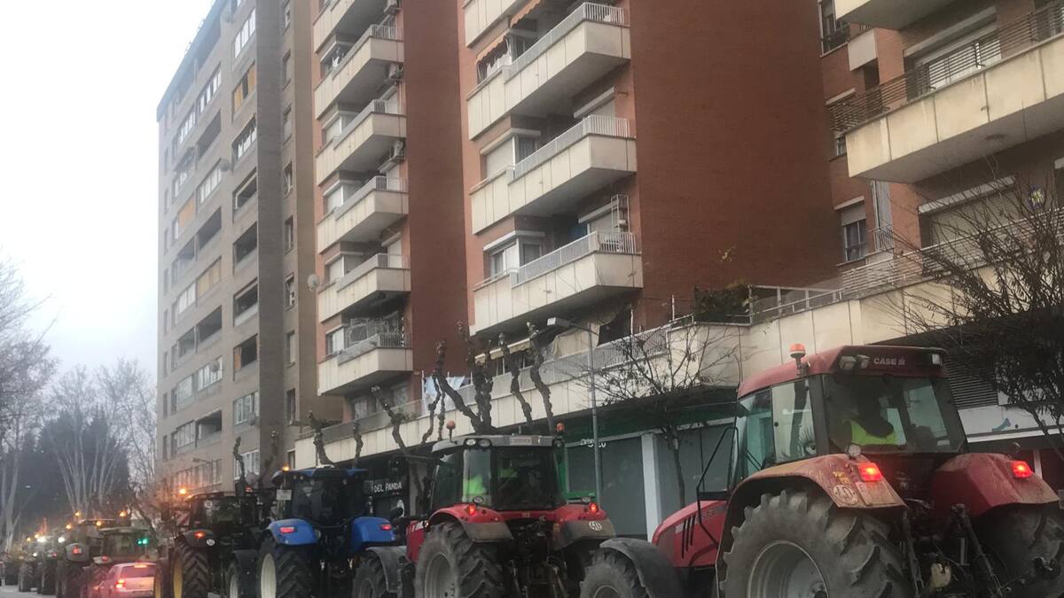 Los tractores colapsan las entradas a Huesca y recorren sus calles durante todo el día