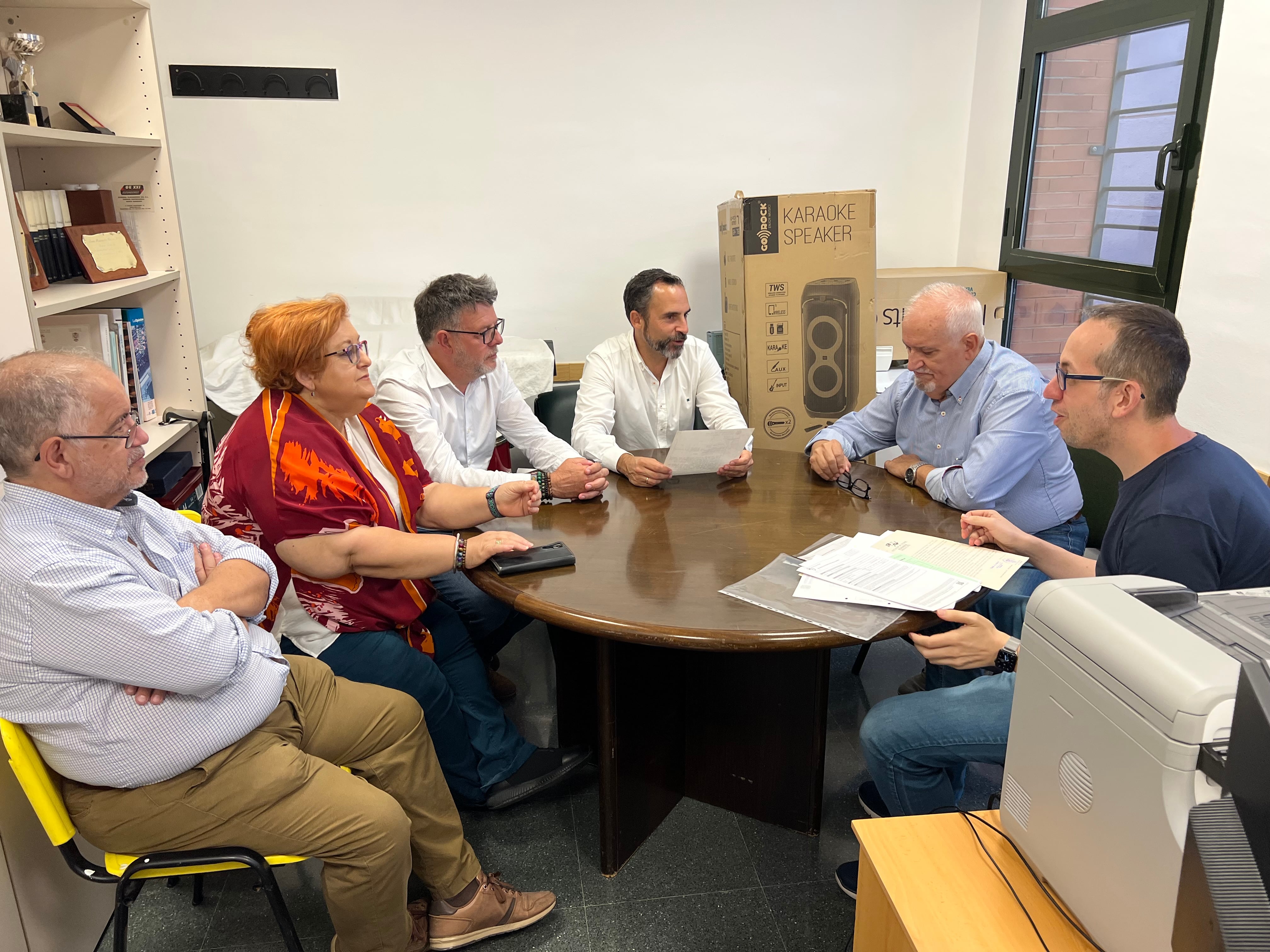 Responsables del Grupo Municipal del PSOE del ayuntamiento de Málaga con vecinos afectados