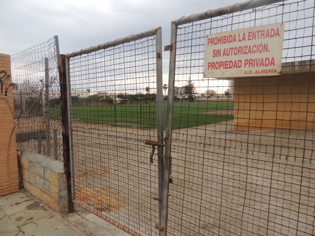 Campo de la Vega de Acá, cerrado.