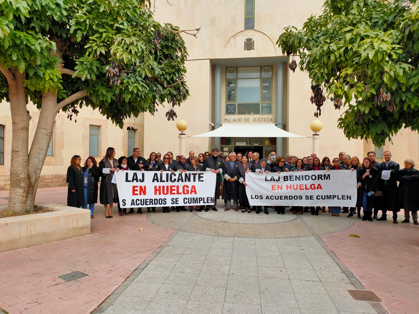 Concentración de los letrados de Administración de Justicia frente a los juzgados de Benalúa