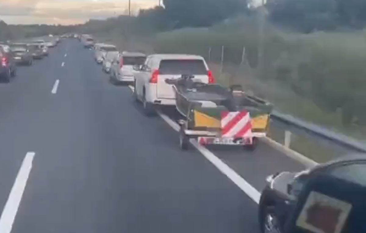 Momento en el que unos coches se apartan para dejar paso a un camión de bomberos.