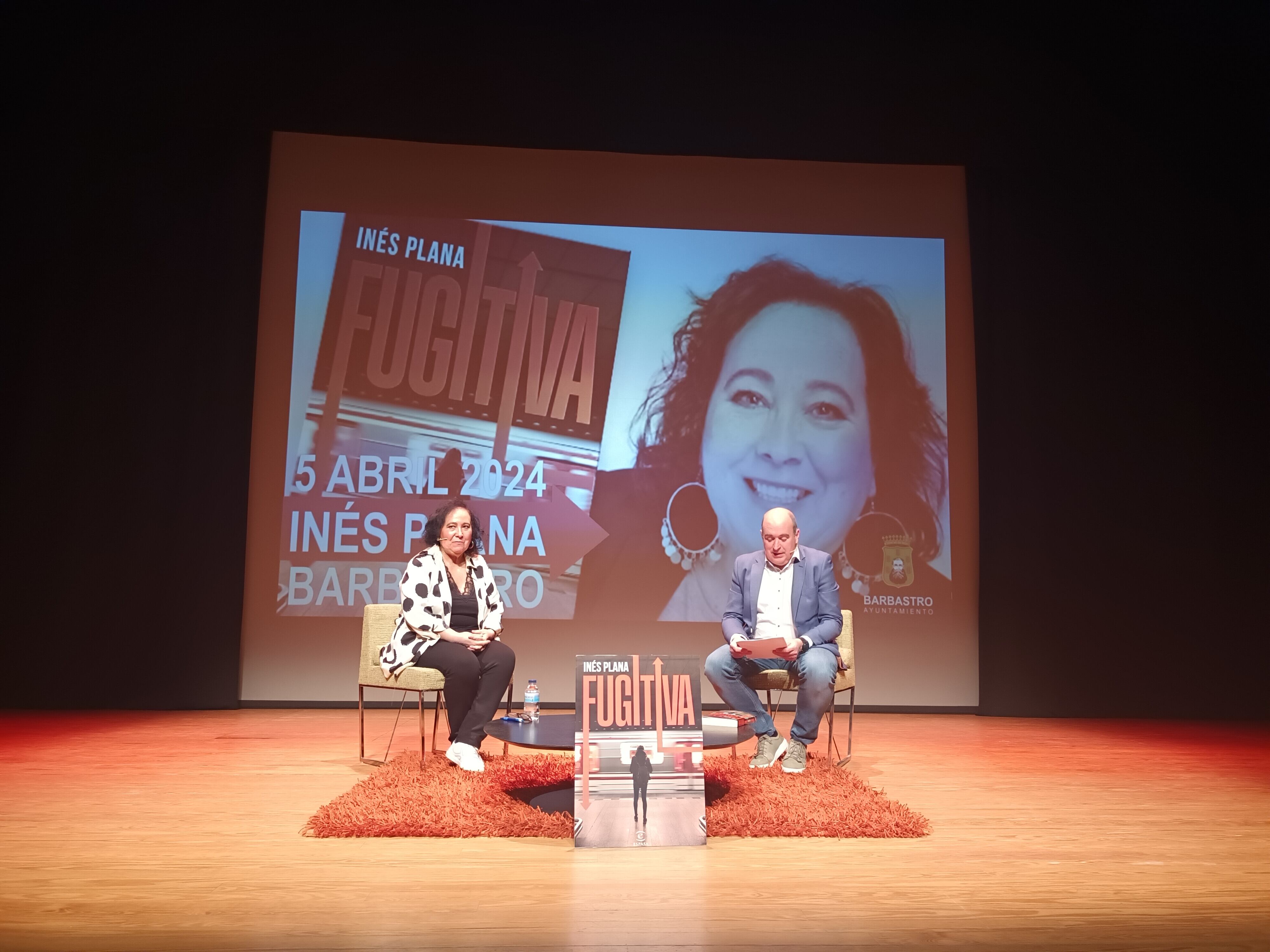 Inés Plana con Víctor Castillón en la presentación de la novela "Fugitiva"