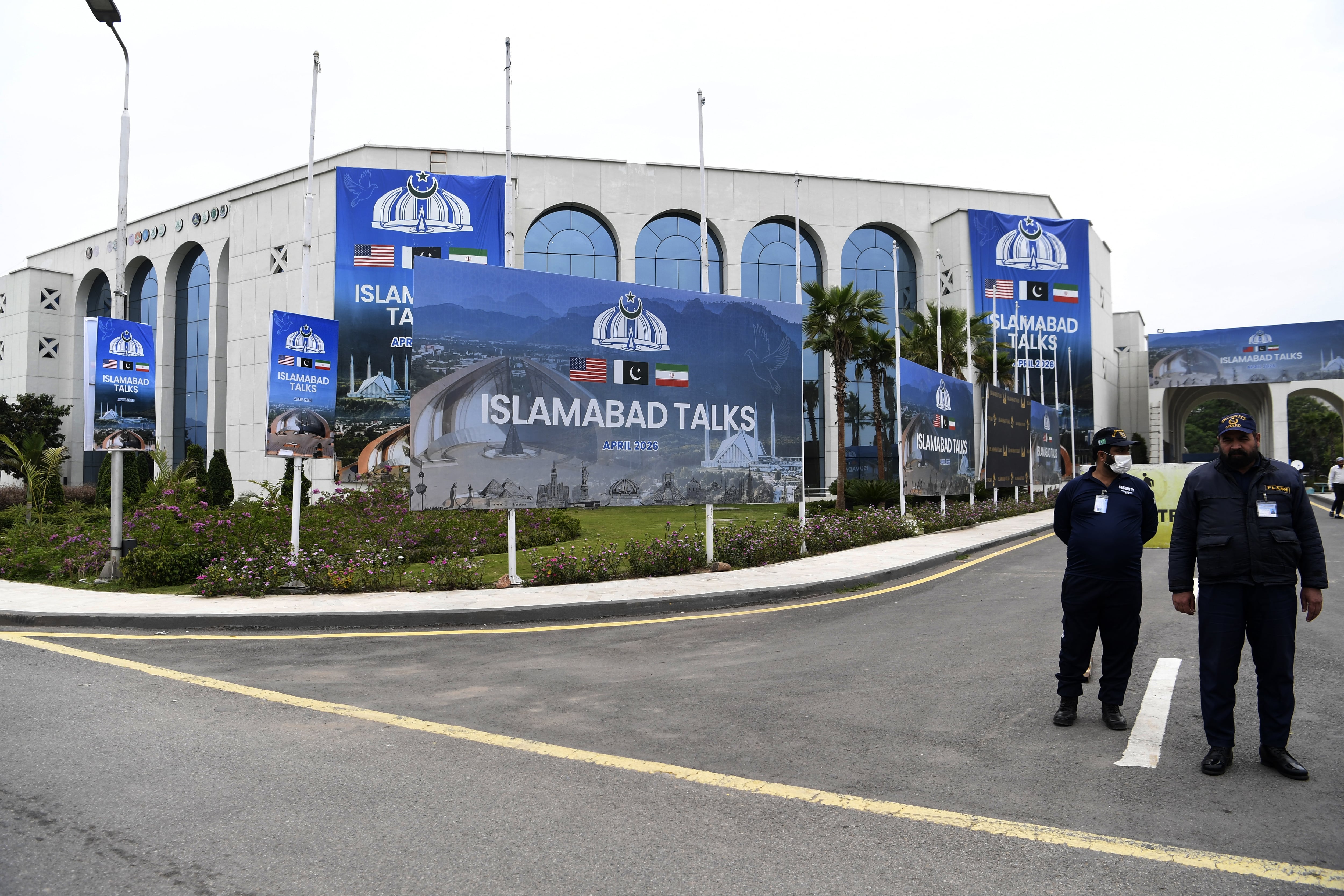 Estados Unidos e Irán se citan este sábado para iniciar unas negociaciones marcadas por las líneas rojas y una calma tensa