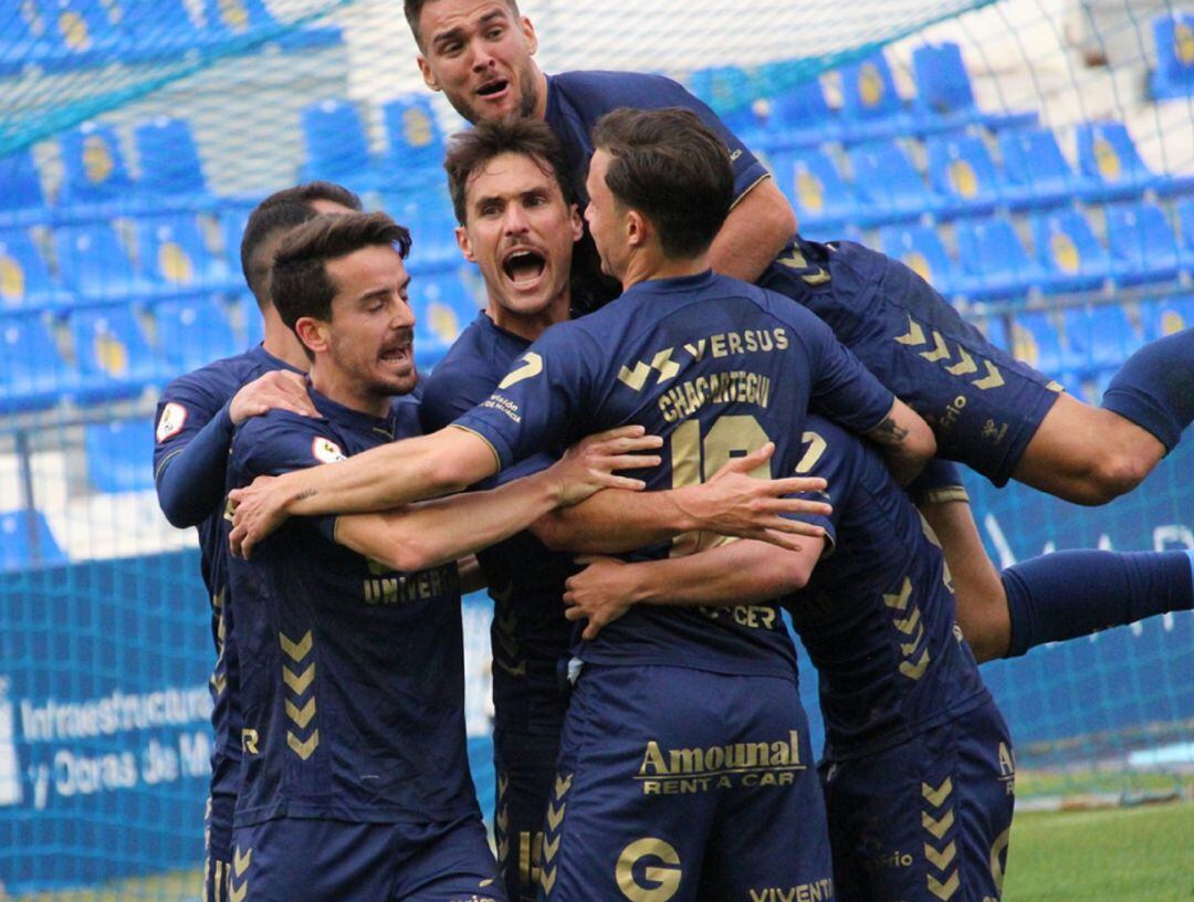 La plantilla del UCAM celebrando el gol de Espina