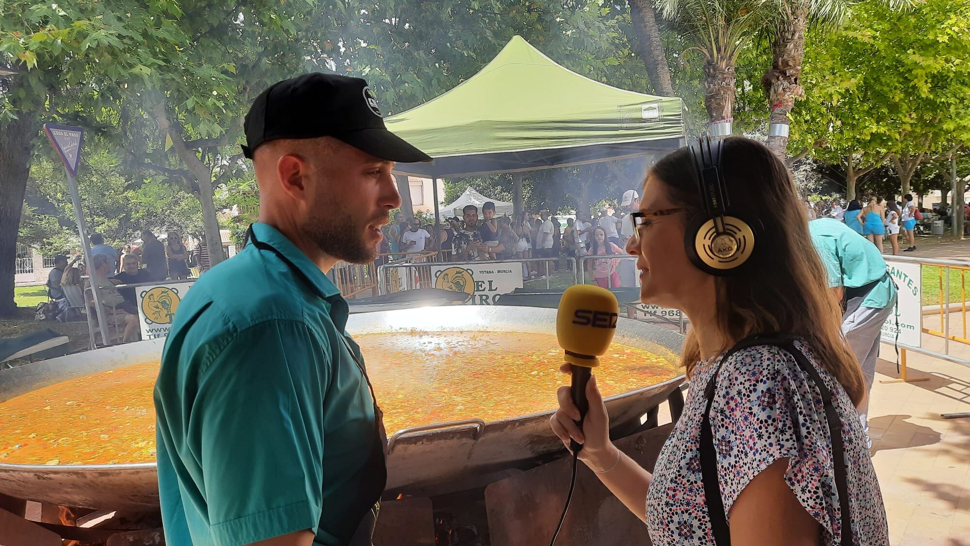 Paella Gigante elaborada por los cocineros de &#039;El Tirol&#039;