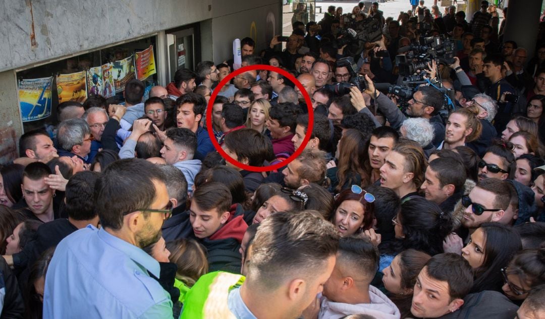 Un tumulto espera en la Universidad Autonóma de Barcelona, a la cabeza de lista al Congreso del PP por Barcelona, Cayetana Álvarez de Toledo (en el círculo rojo), para abuchearla a la salida de un acto. 