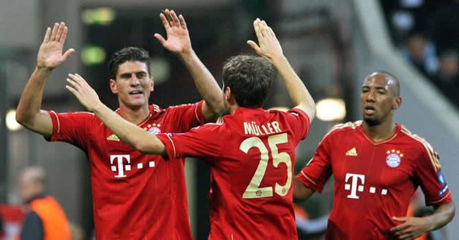 Mario Gomez celebra el gol con sus compañeros