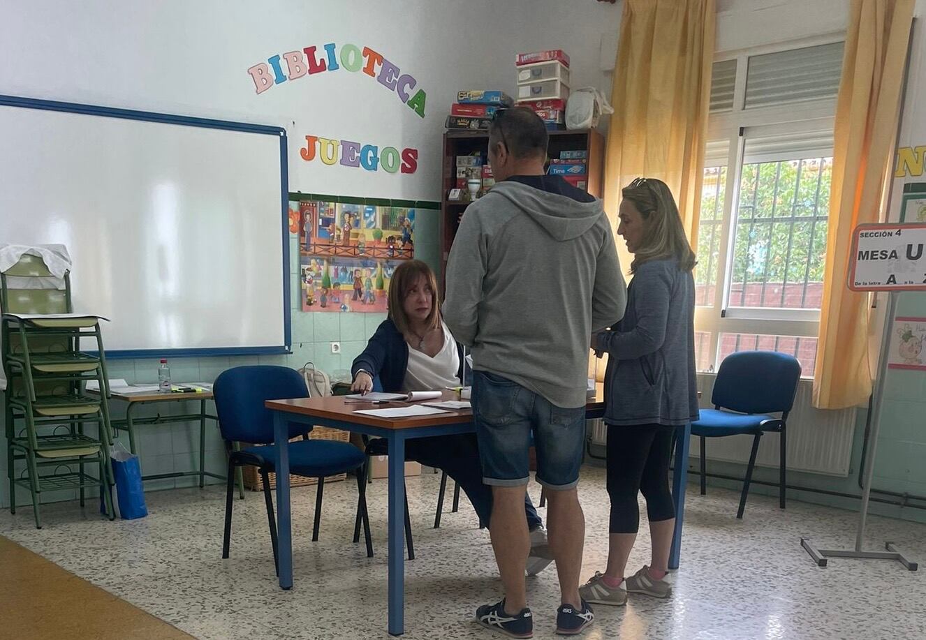 Dos ciudadanos ejerciendo su derecho al voto este domingo en Ronda