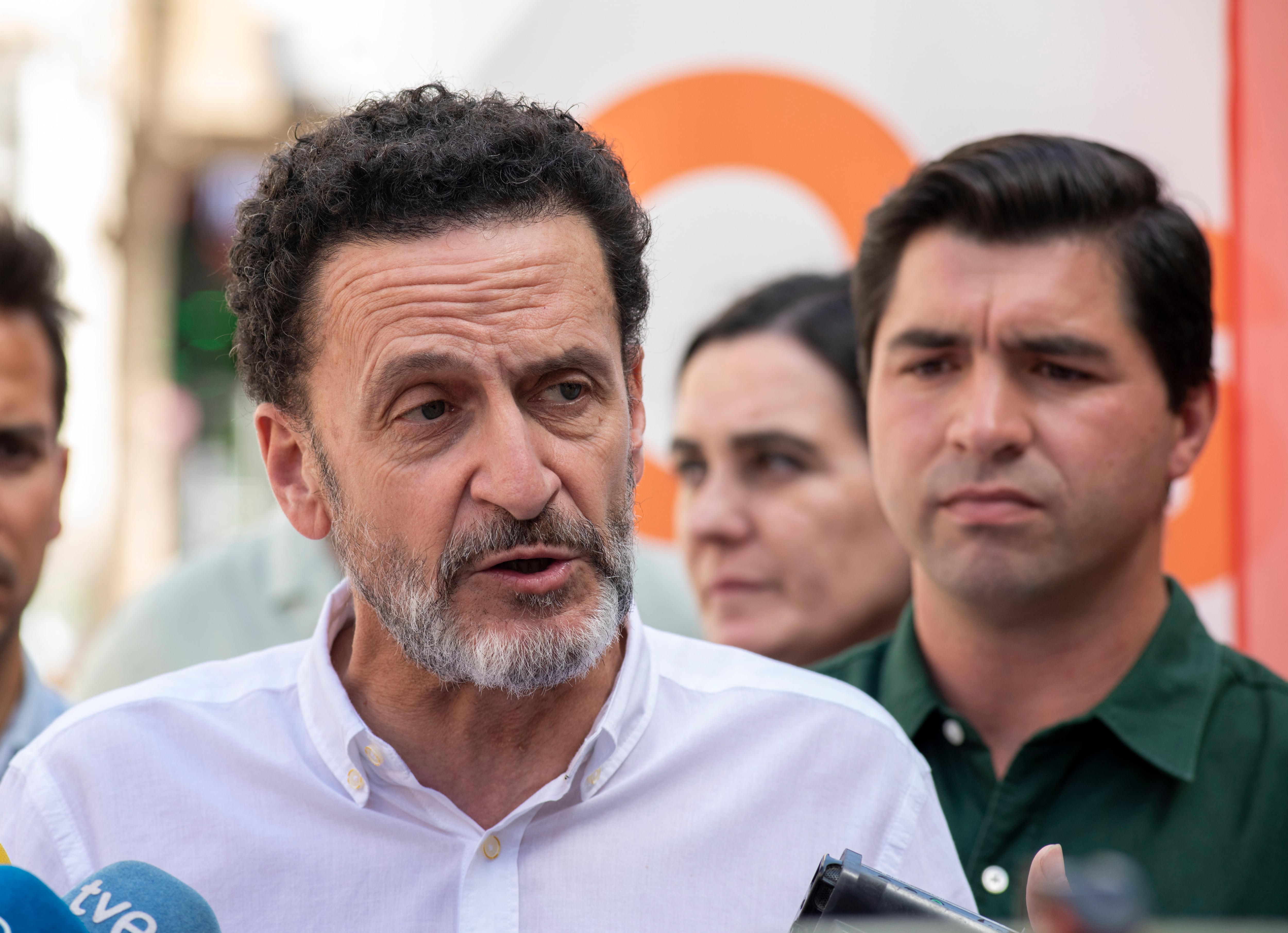 El vicesecretario general de Ciudadanos, Edmundo Bal, en declaraciones a los medios de comunicación hoy martes momentos antes de empezar un paseo electoral por las calles de Jaén.