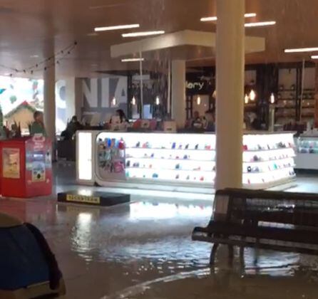 Inundación en la planta baja del Centro Comercial Biosfera de Puerto del Carmen.