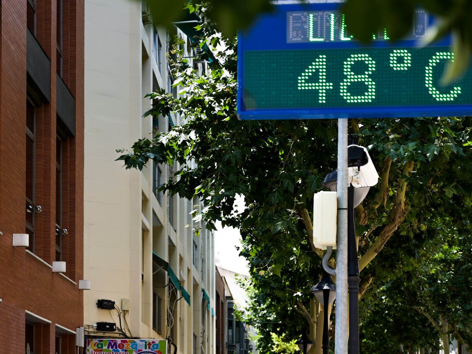 Más de media España continúa este lunes en alerta por temperaturas sofocantes debido a la segunda ola de calor de este verano, con especial incidencia en Andalucía, donde hay aviso rojo (riesgo extremo) por valores hasta los 44 grados, informa la Agencia de Meteorología (Aemet) en su web.