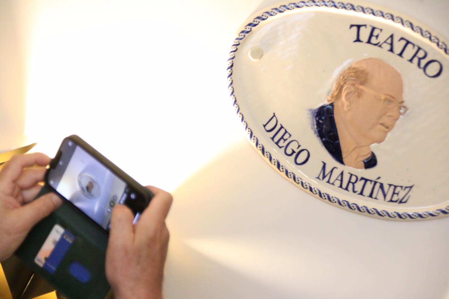 Placa de cerámica ubetense en homenaje al fallecido Diego Martínez