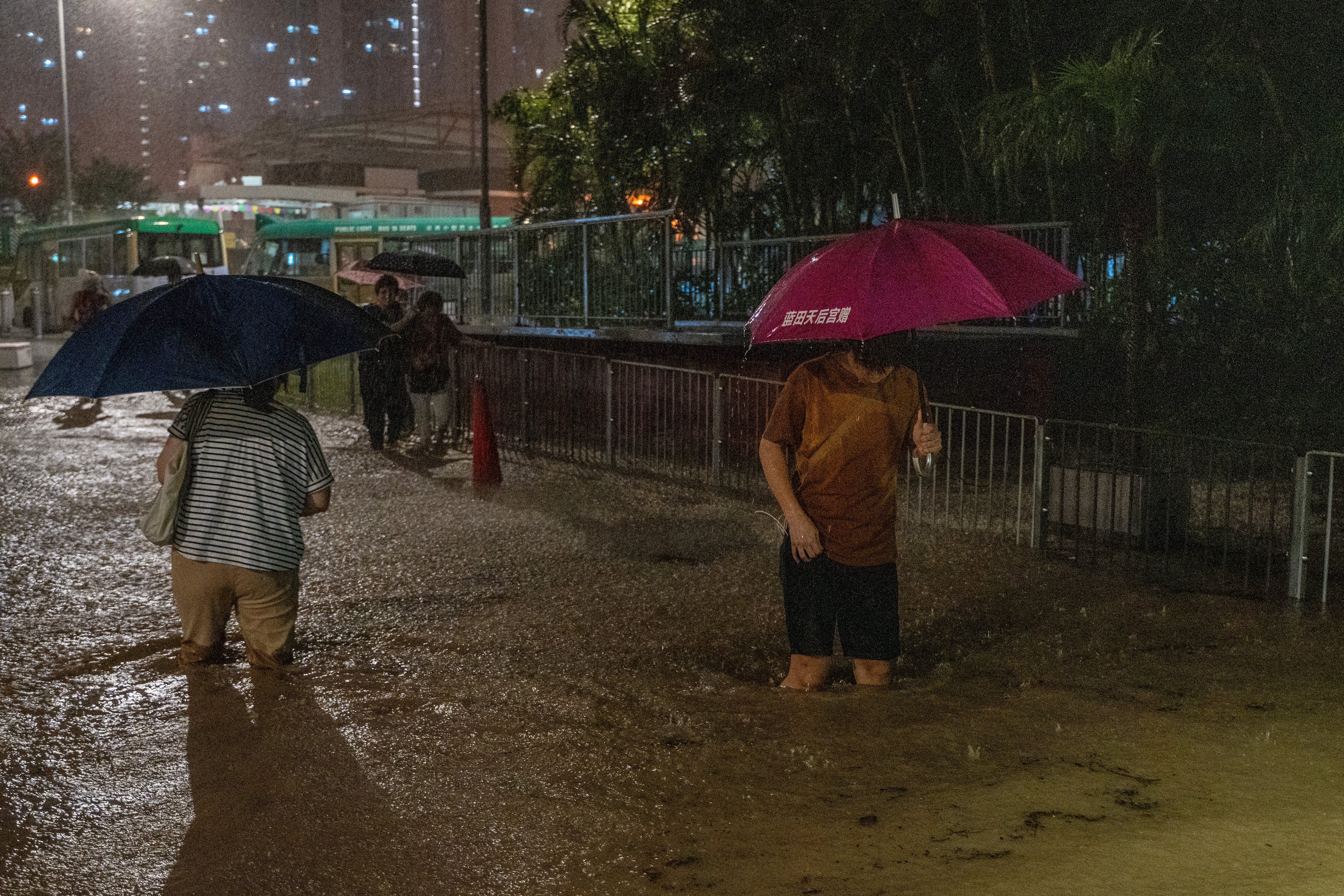 Personas intentando avanzar por una calle Hong Kong, China. (Photo by Vernon Yuen/NurPhoto via Getty Images)