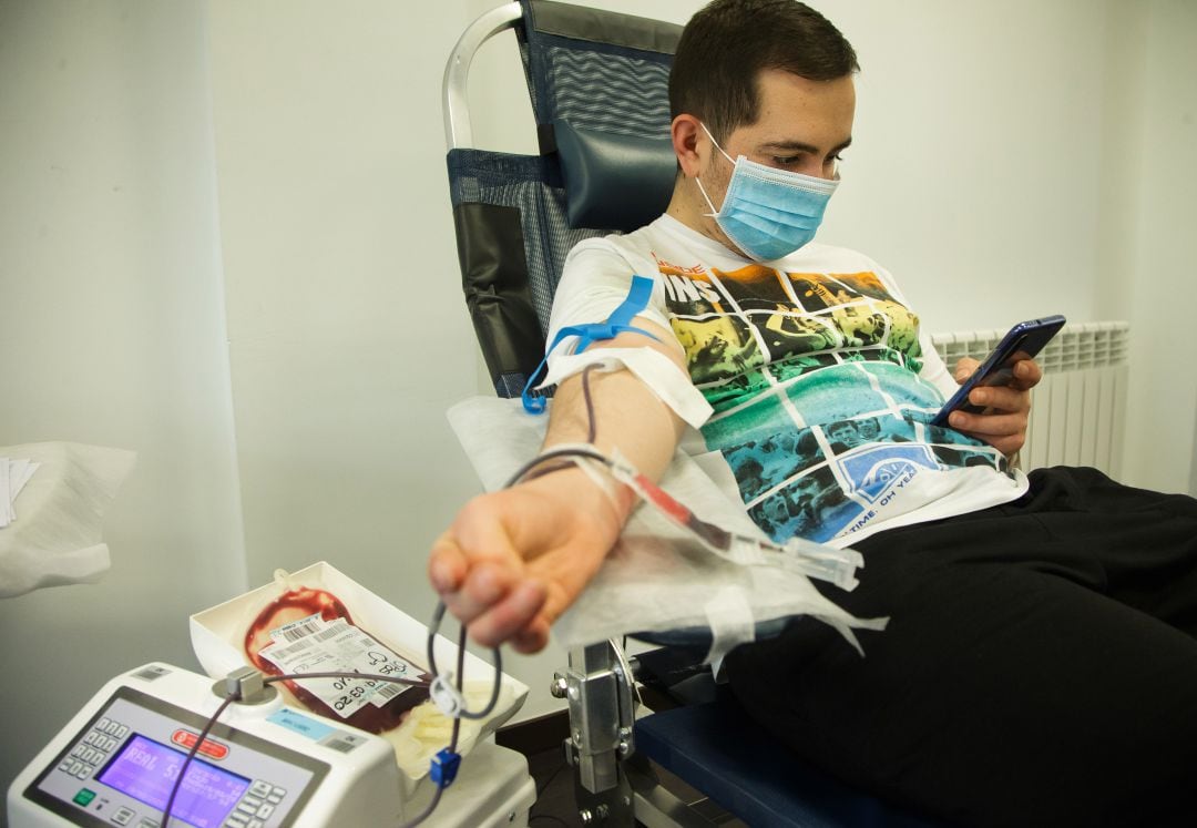 Imagen de archivo de un joven donando sangre