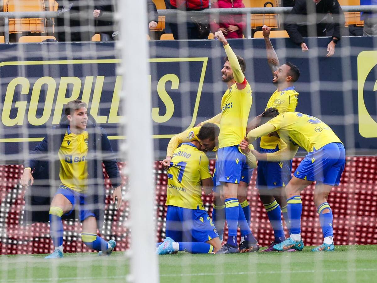 El Cádiz CF sale del descenso con una victoria épica
