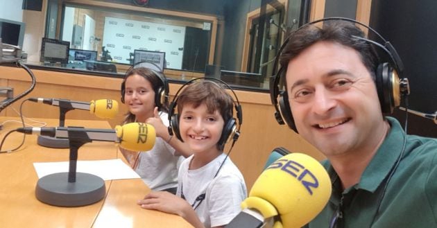 Santi Hernández (dreta), junt als joves cuiners Júlia i Javier