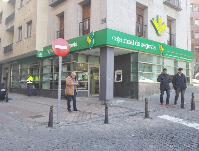 Imagen de la oficina principal de Caja Rural en la calle de Los Coches de Segovia