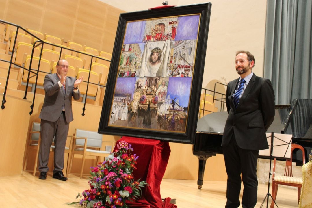 El pintor Manuel García Villacañas junto al cartel anunciador de la Semana Santa de Úbeda 2020 que ha realizado