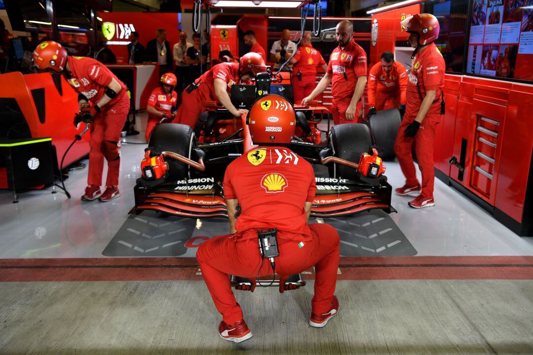 Mecánicos de la Fórmula 1 con un coche de Ferrari